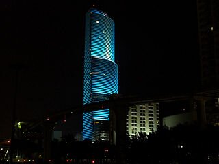 320px-Miami_Tower_at_night_from_the_southwest,_lit_up_in_blue