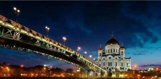 Светодиодные стихи на Москва-реке